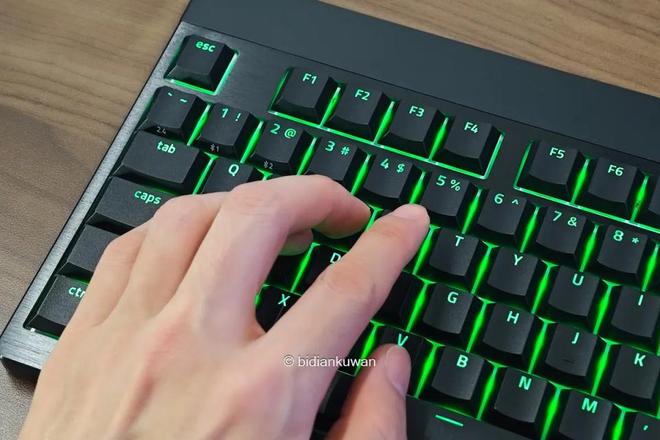 黑寡妇蜘蛛V4矮轴竞技极速版体验新葡京博彩轻薄矮轴指尖狂飙：雷蛇(图13)